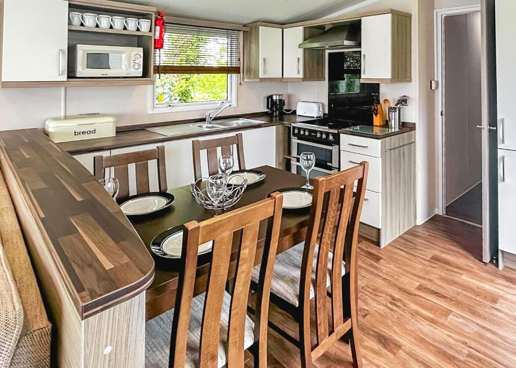 Orchards Holiday Park Newbridge  Szoba fotó