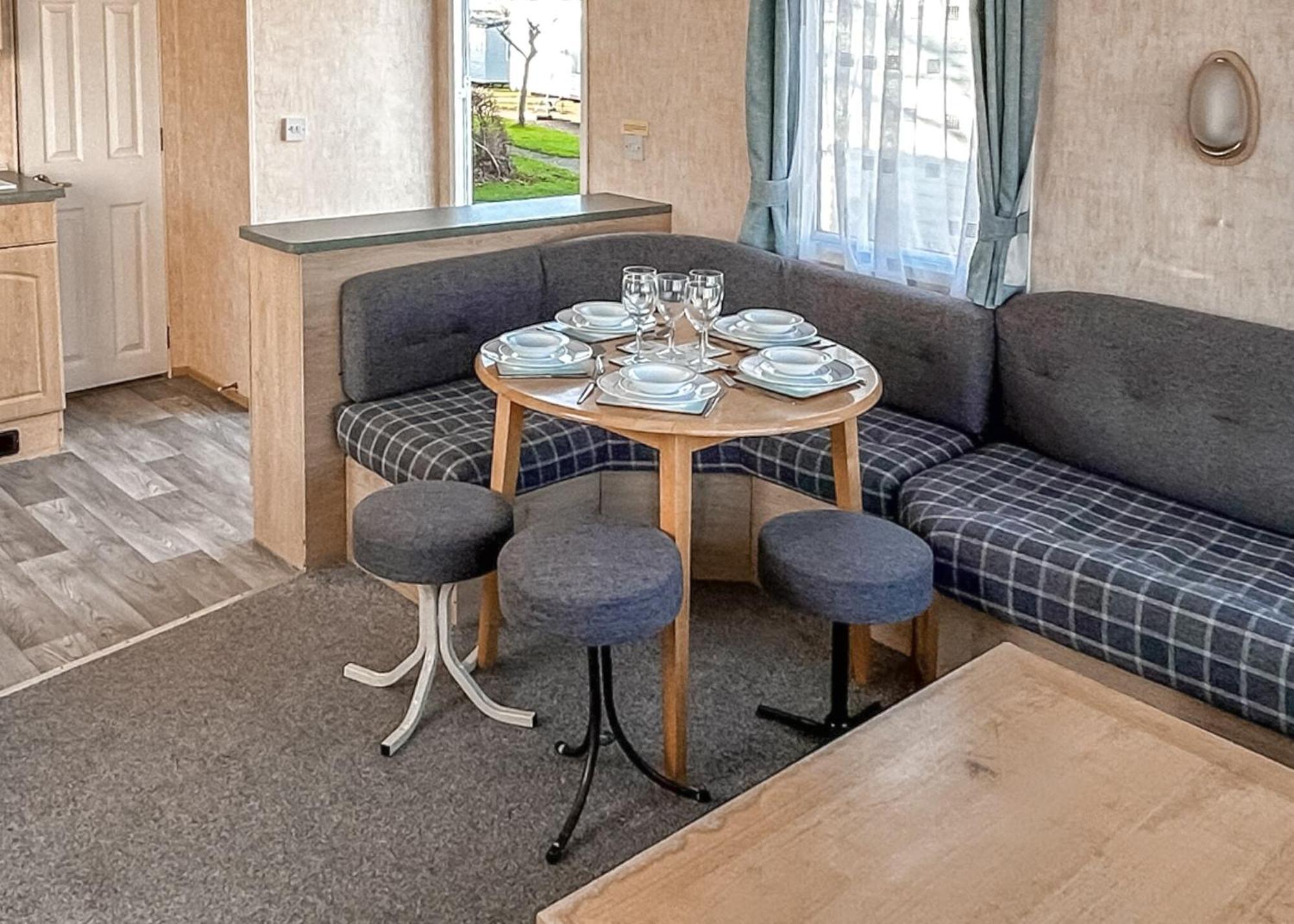 Orchards Holiday Park Newbridge  Szoba fotó